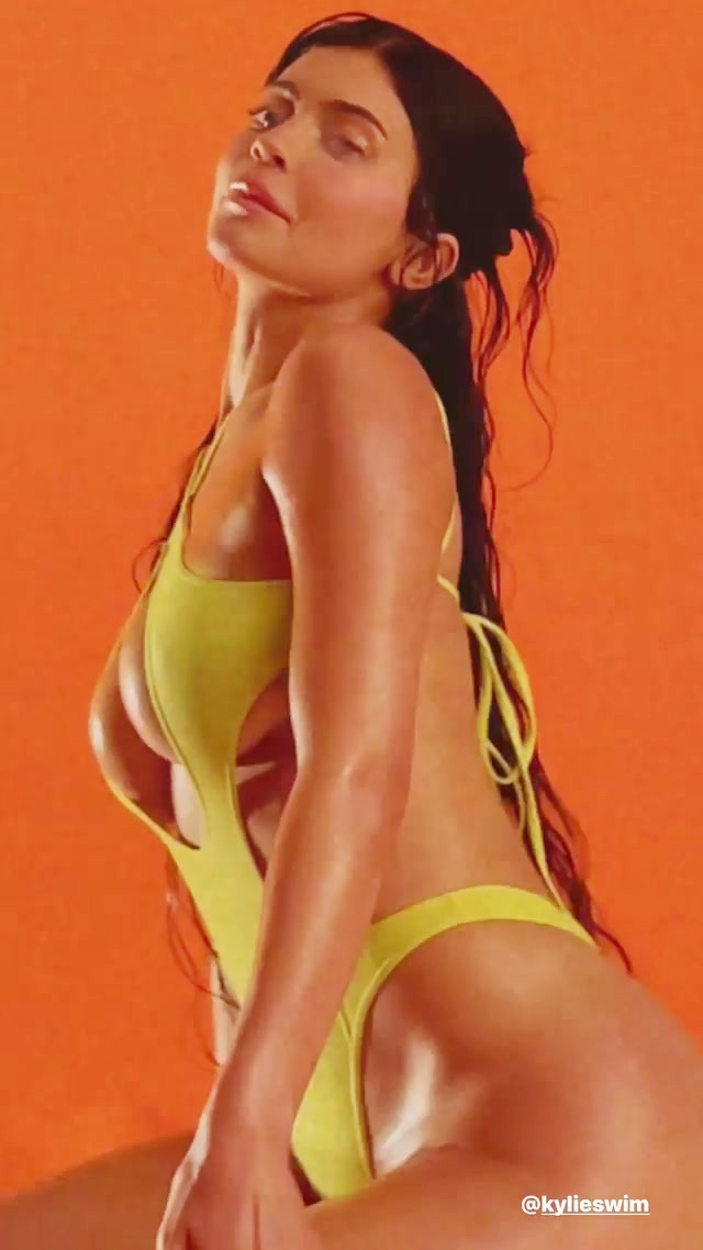 Photos n°101 : Kylie Jenner’s Thanksgiving Bikini Staycation!
