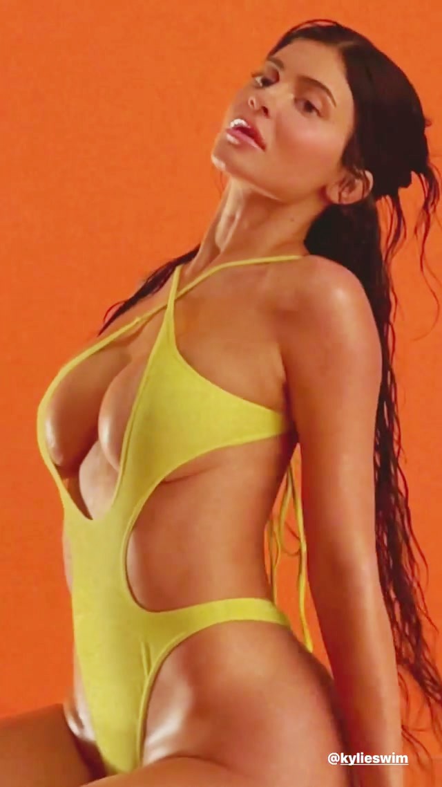 Kylie Jenner’s Thanksgiving Bikini Staycation! - Photo 97