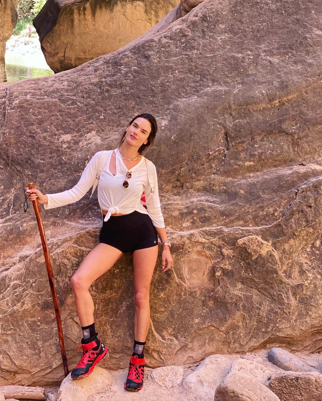 Photos n°6 : Alessandra Ambrosio Takes a Hike!