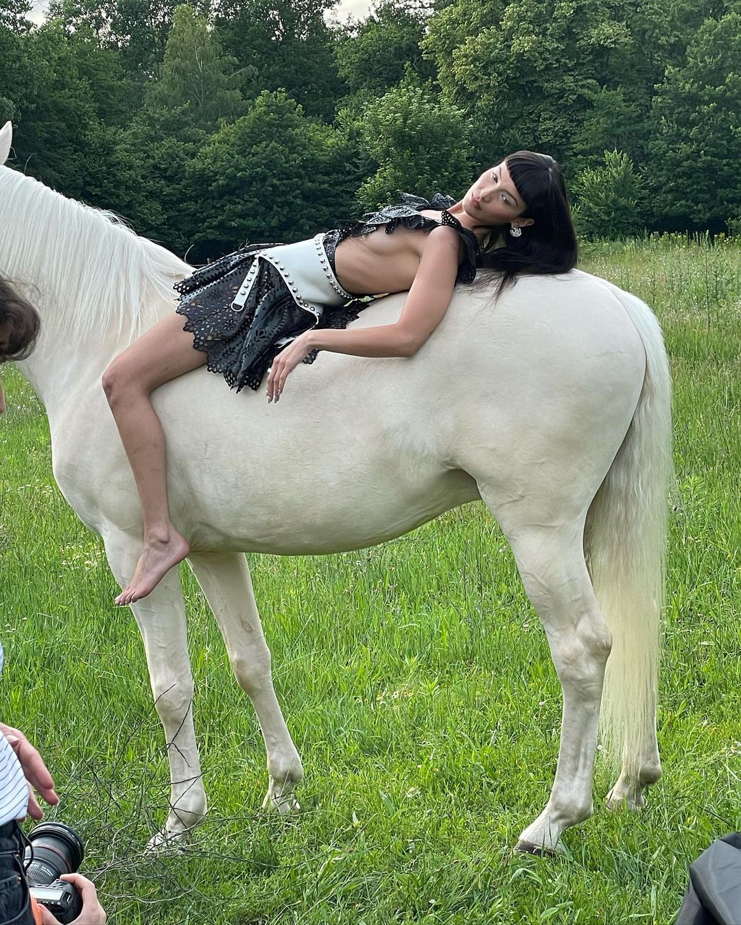 Photos n°2 : Bella Hadid Rides for Pop Mag!