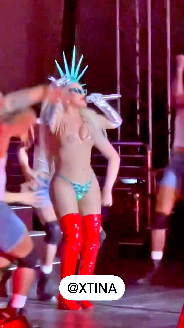Christina Aguilera is Lady Liberty! - Photo 4
