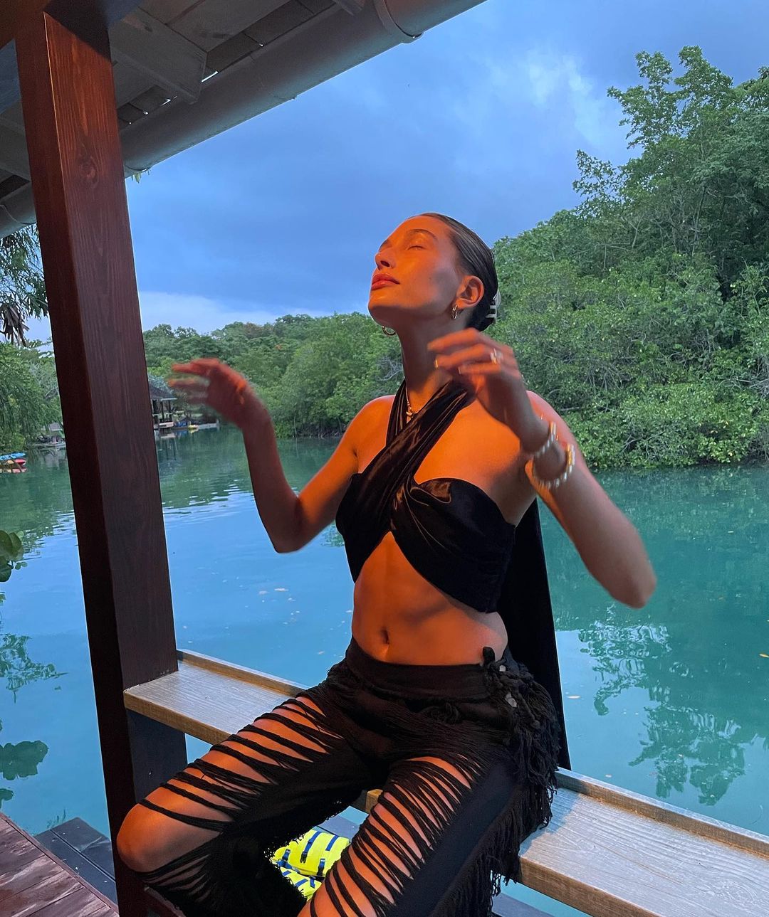 Photos n°1 : Hailey Bieber is On Vacation!
