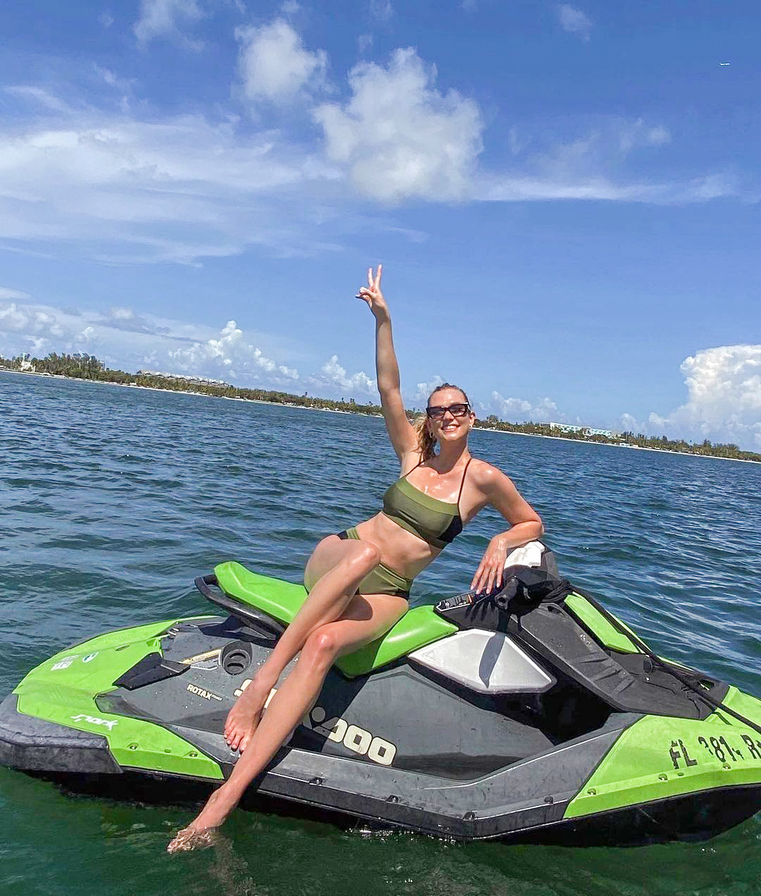 PHOTOS Karlie Kloss adore les sports nautiques!