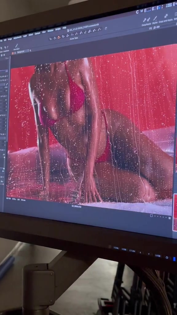Kylie Jenner taquine avec plus de maillots de bain! - Photo 2