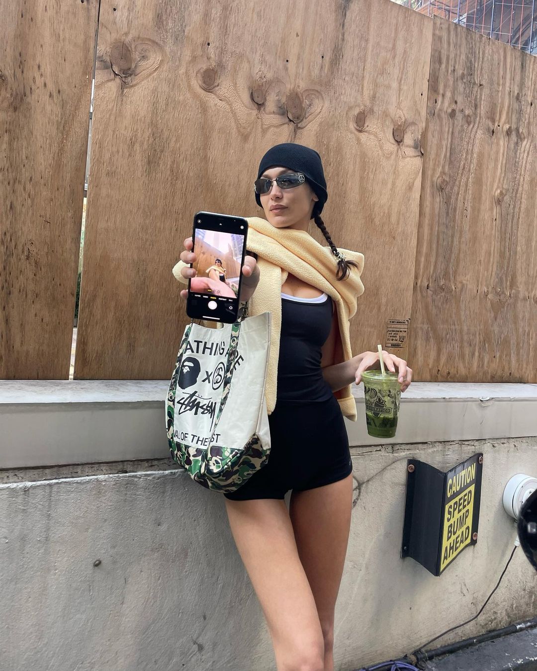Photo n°1 : Bella Hadid prend des selfies de rue!