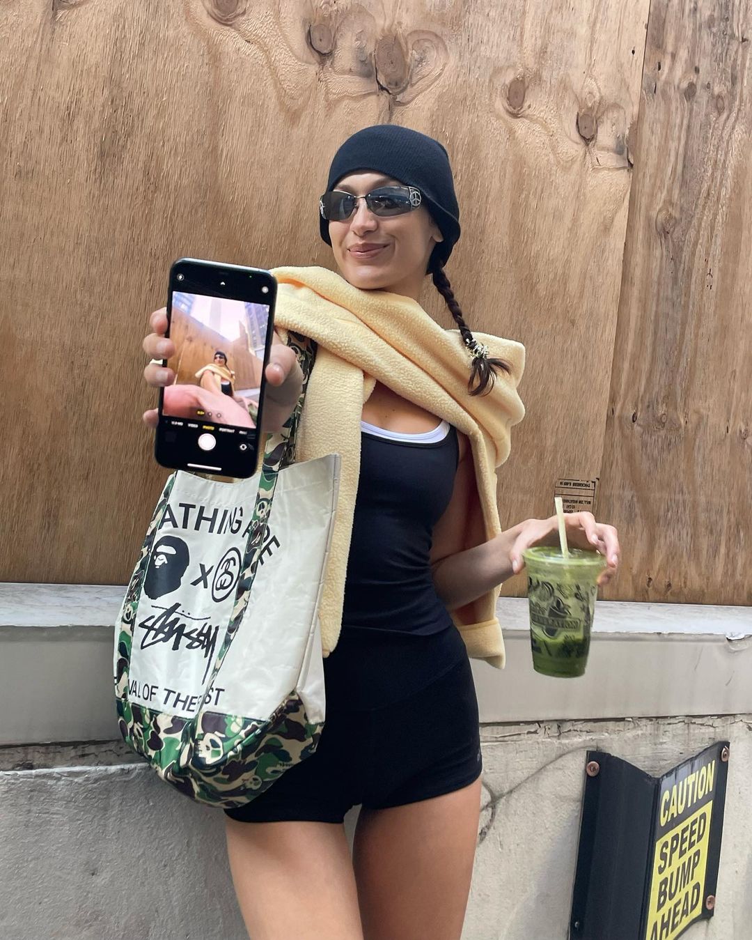 Bella Hadid prend des selfies de rue! - Photo 3