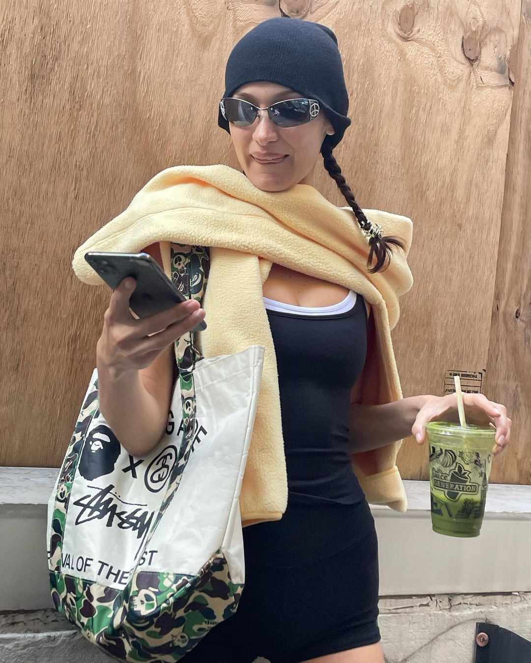 Bella Hadid prend des selfies de rue! - Photo 1