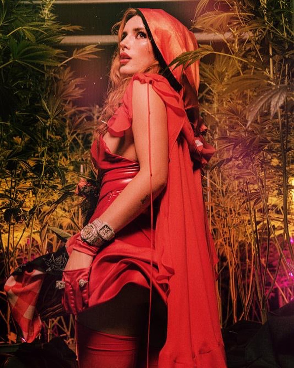 Bella Thorne est Red Hot sur le tapis rouge! - Photo 12