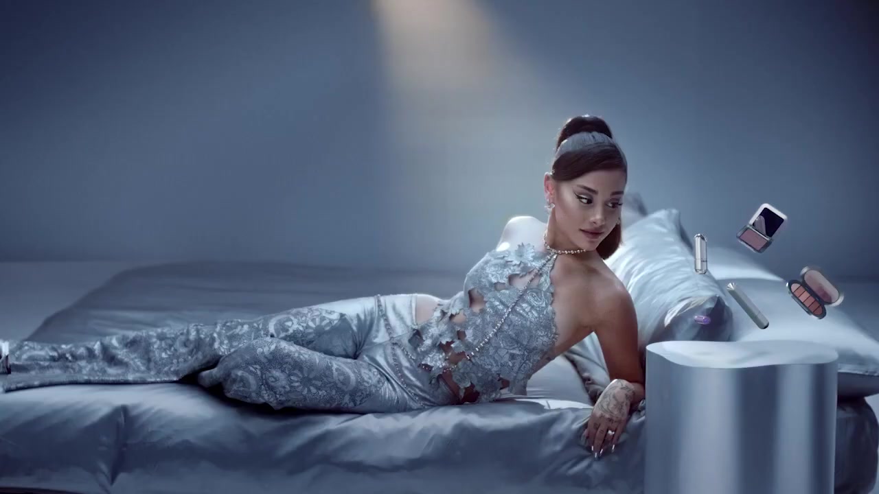 Ariana Grande is Out of This World! - Photo 9