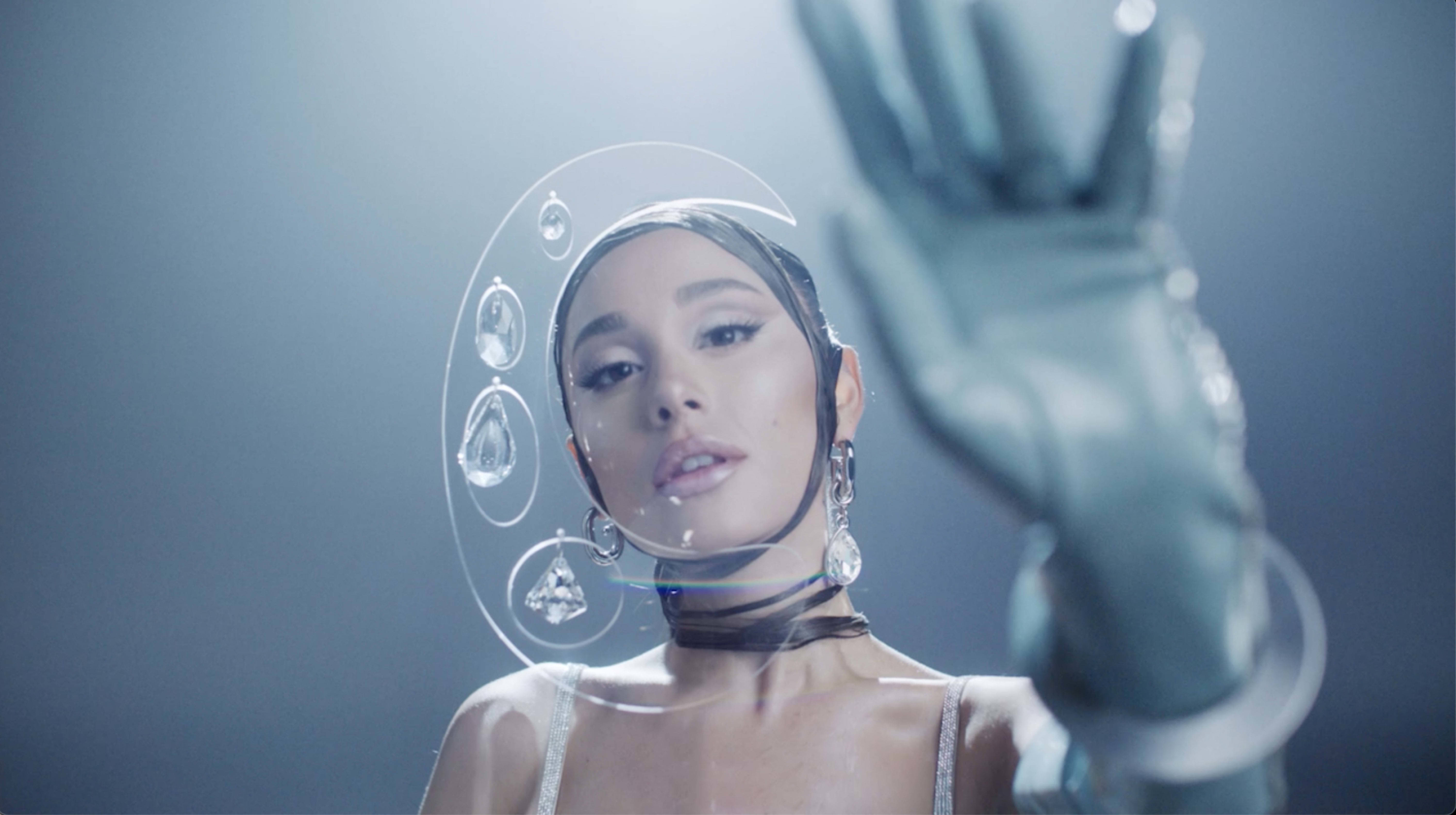 Ariana Grande is Out of This World! - Photo 4