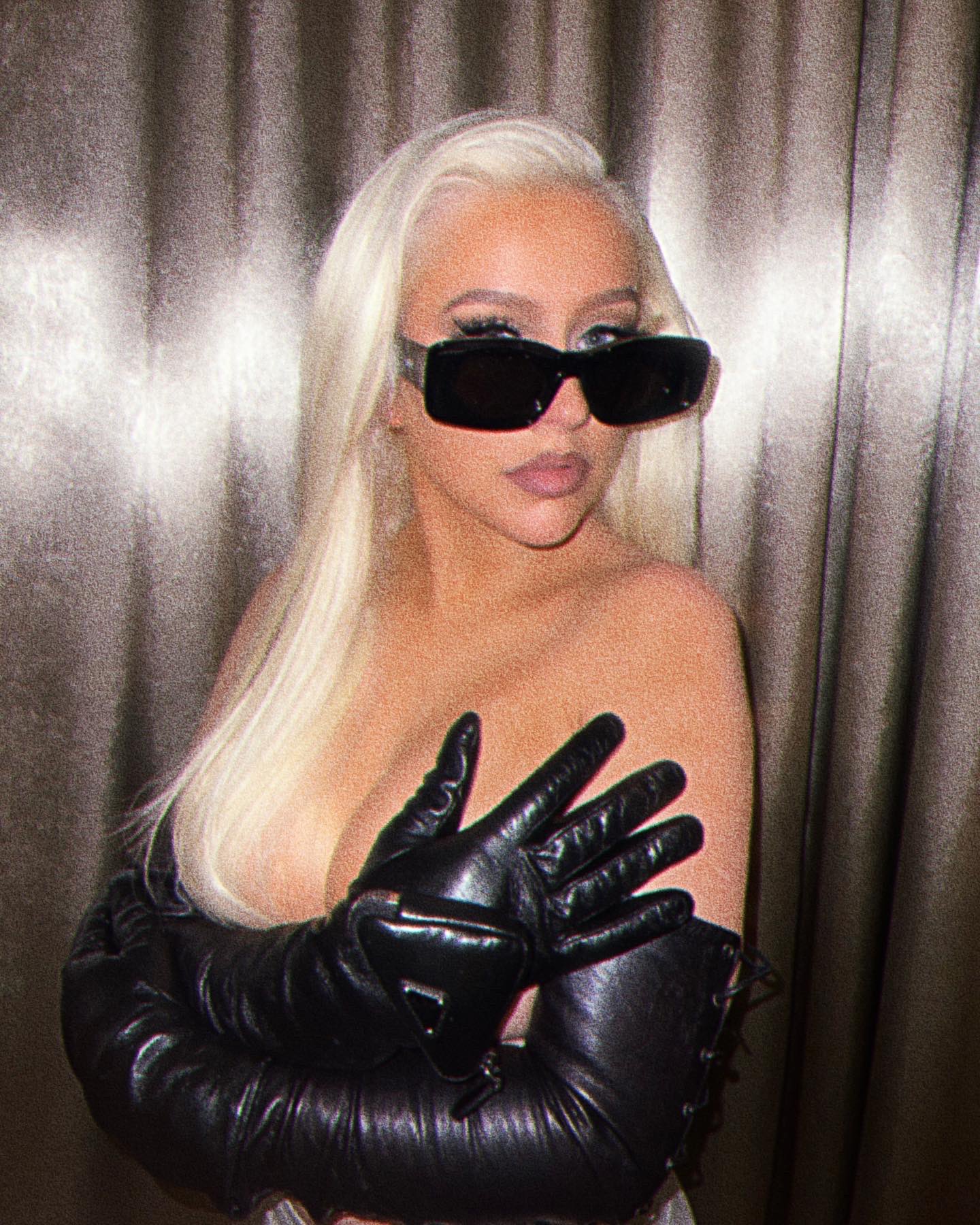 Christina Aguilera’s Leather Hand Bra! - Photo 2