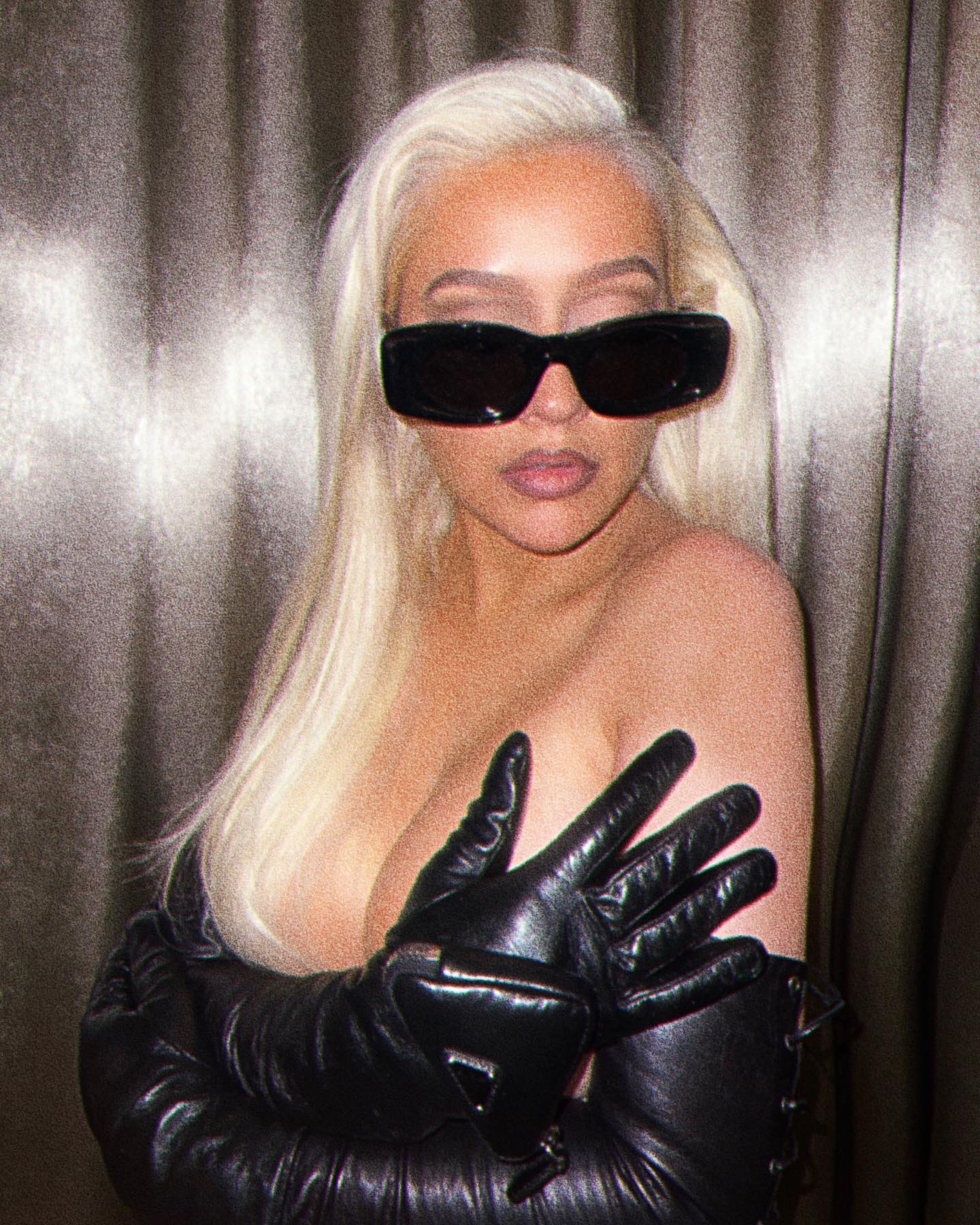 Christina Aguilera’s Leather Hand Bra! - Photo 1