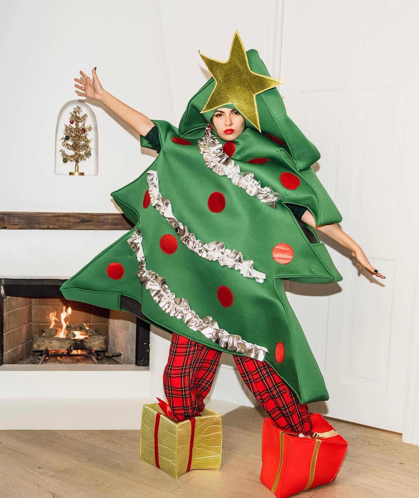 Victoria Justice Celebrates Christmas Eve! - Photo 9