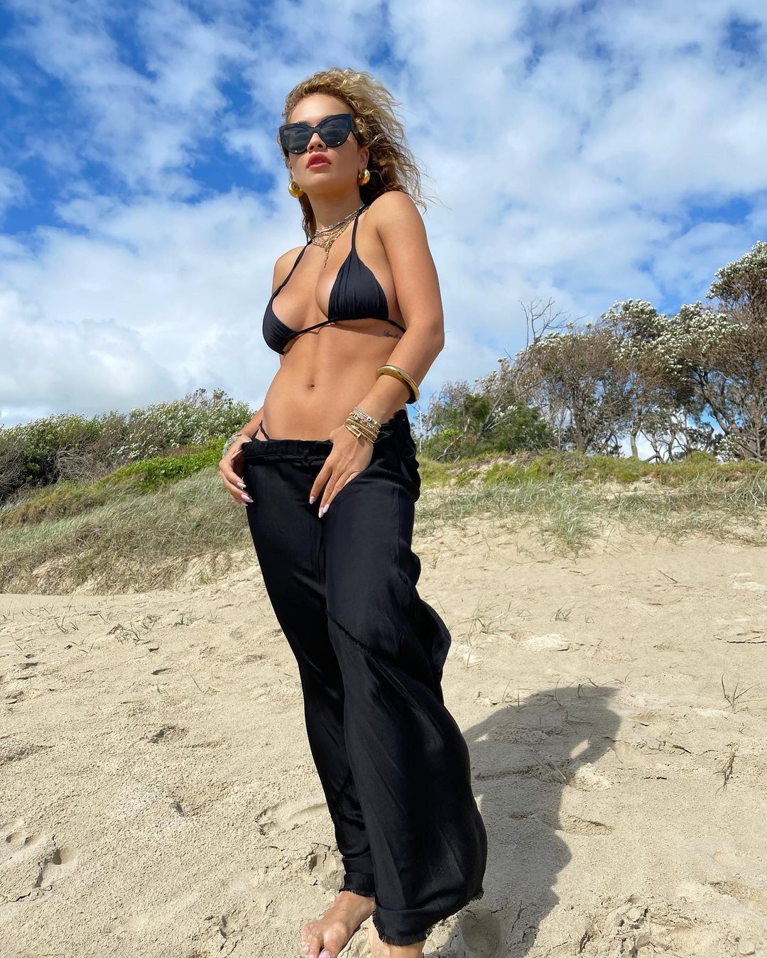 Photos n°35 : Rita Ora Wears Her Bikini to The Studio!