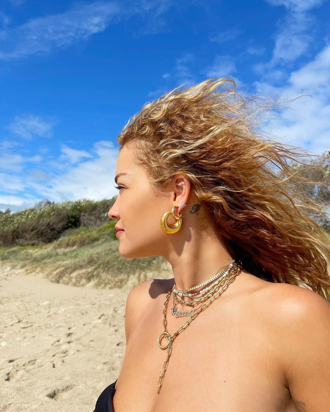 Photo n°36 : Rita Ora a trouv une plage noire!