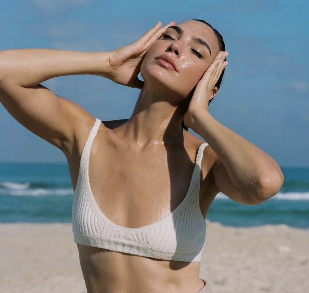 Gal Gadot Relaxes in the Sun! - Photo 3
