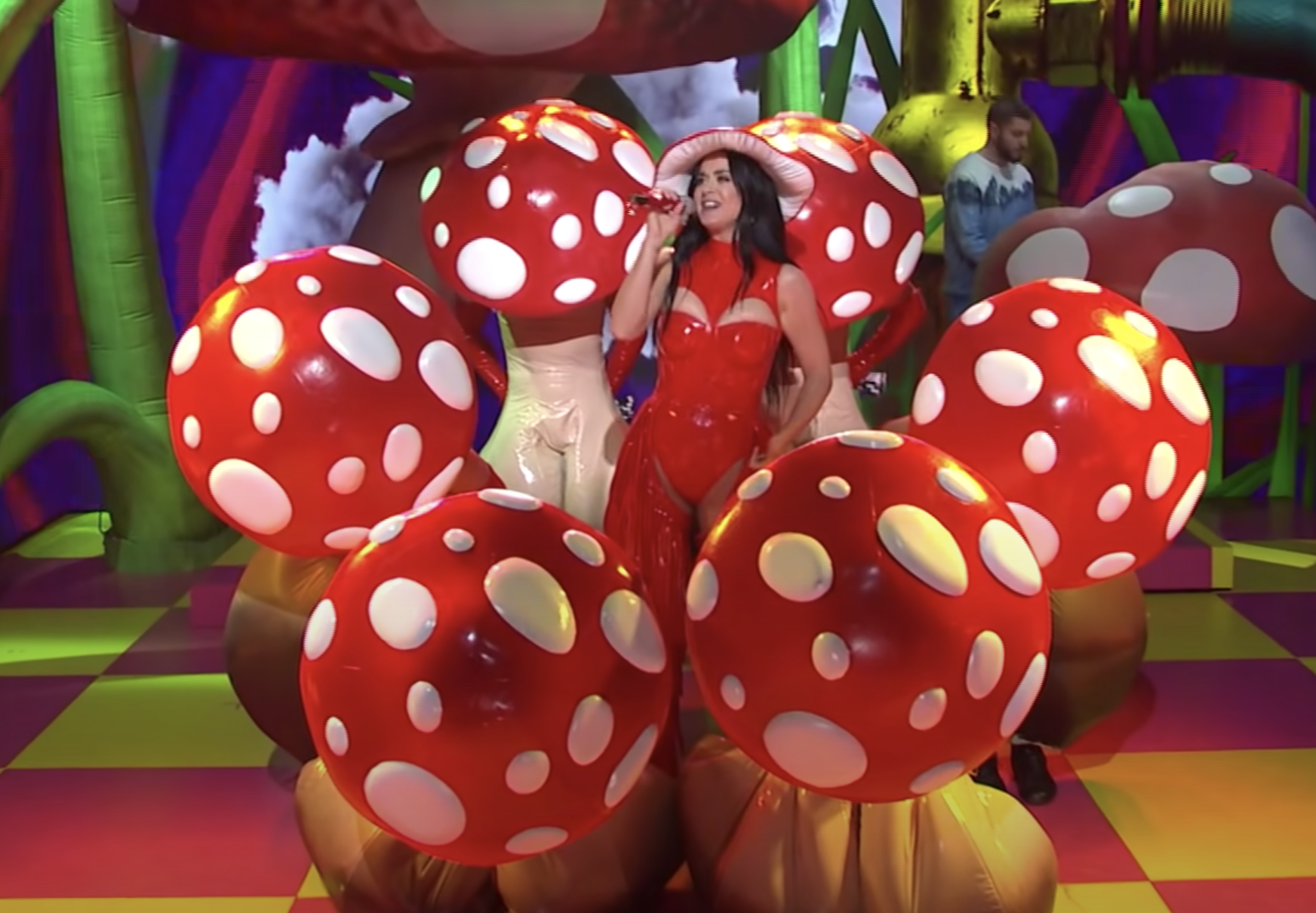 Photo n°1 : Katy Perry monte sur la scne SNL !