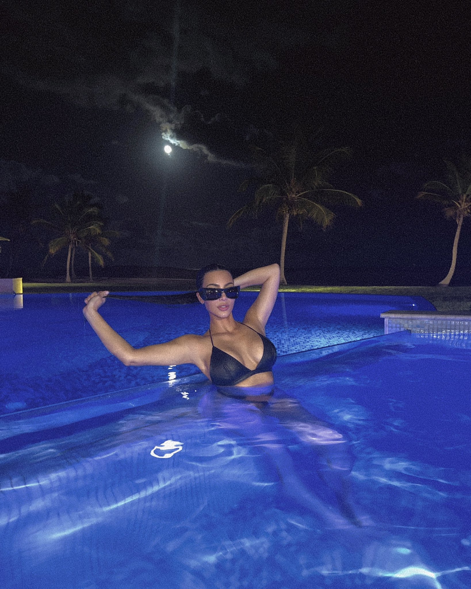 Kim Kardashian apporte the Swim! - Photo 14
