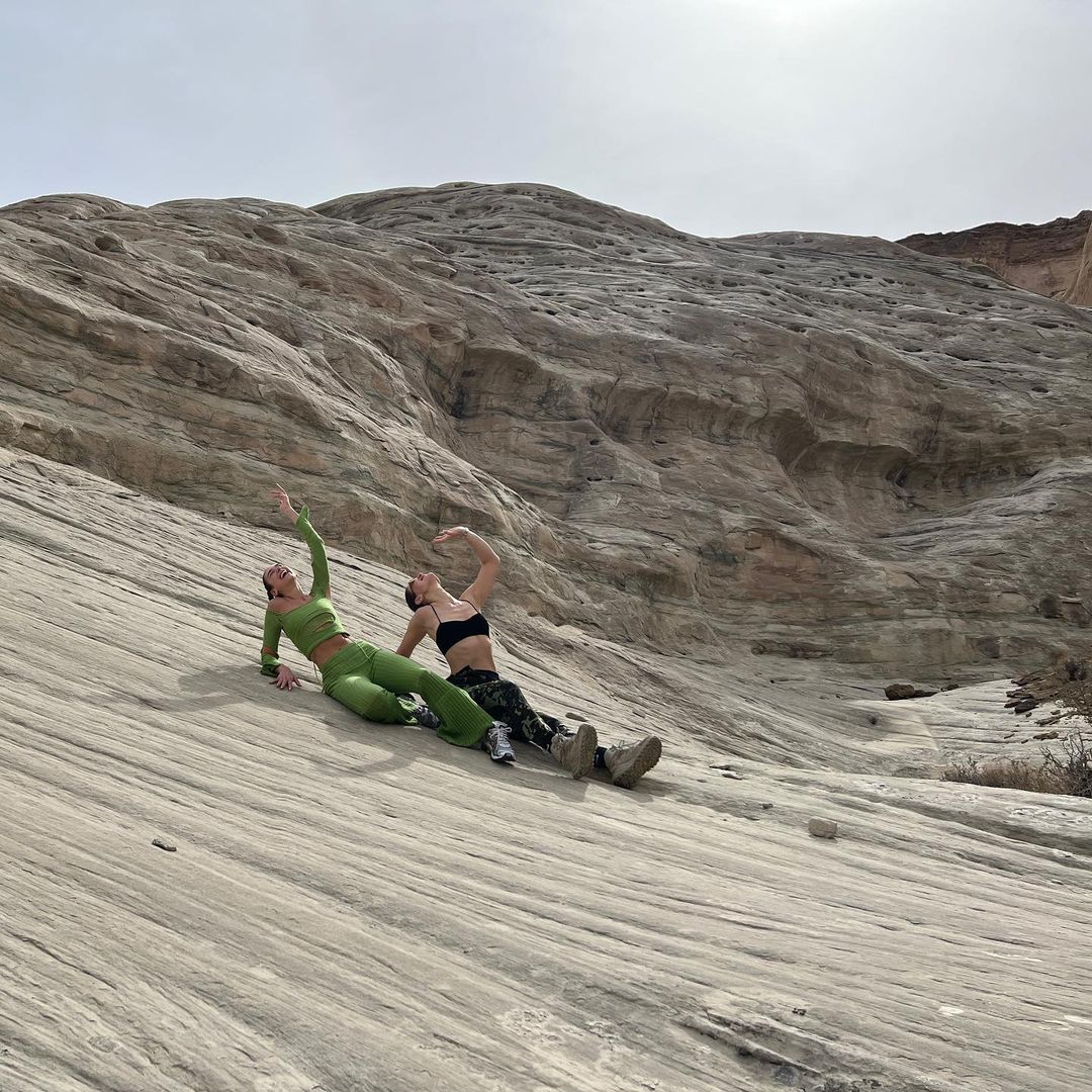 FOTOS Dua Lipa hace yoga en el desierto! - Photo 7