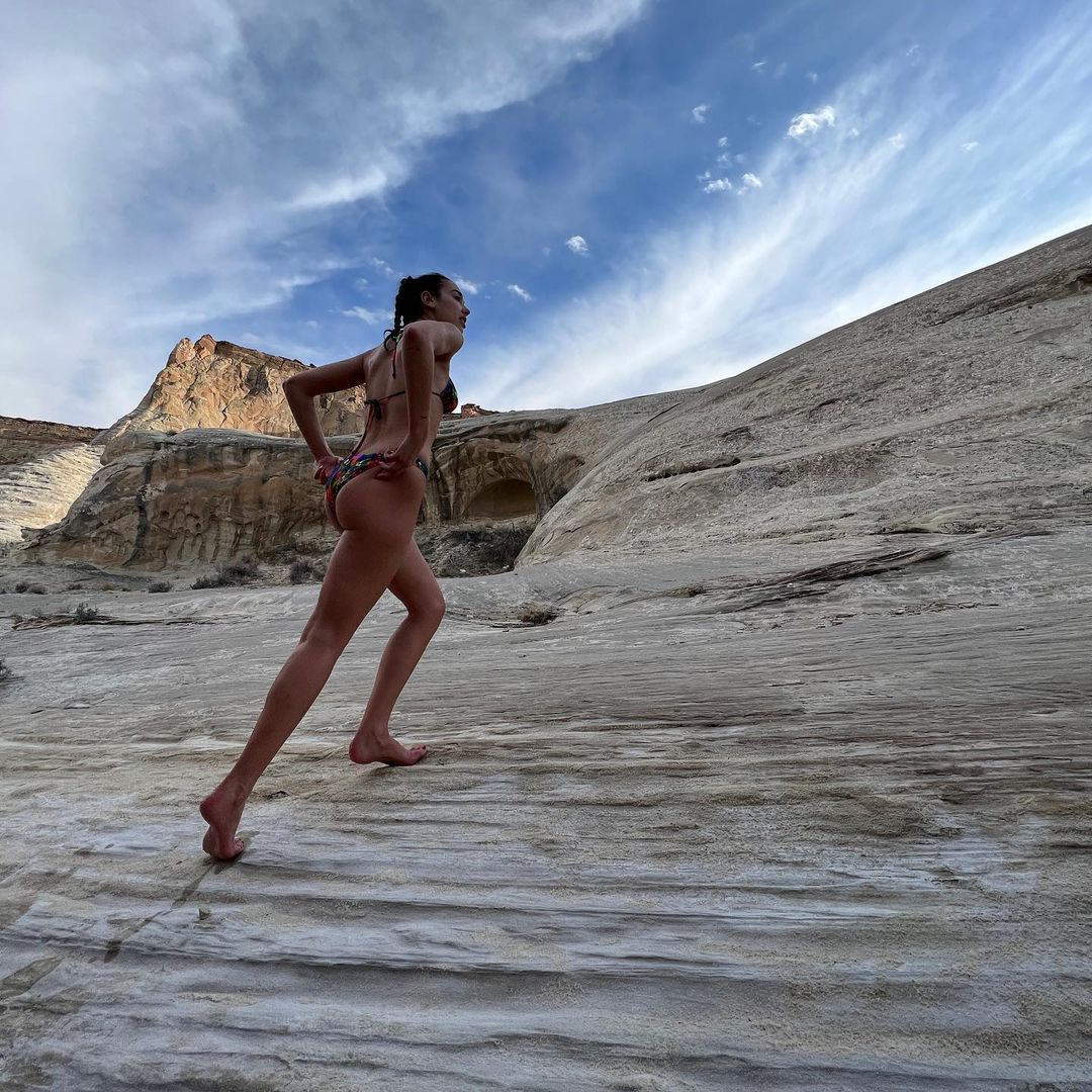 FOTOS Dua Lipa hace yoga en el desierto! - Photo 4