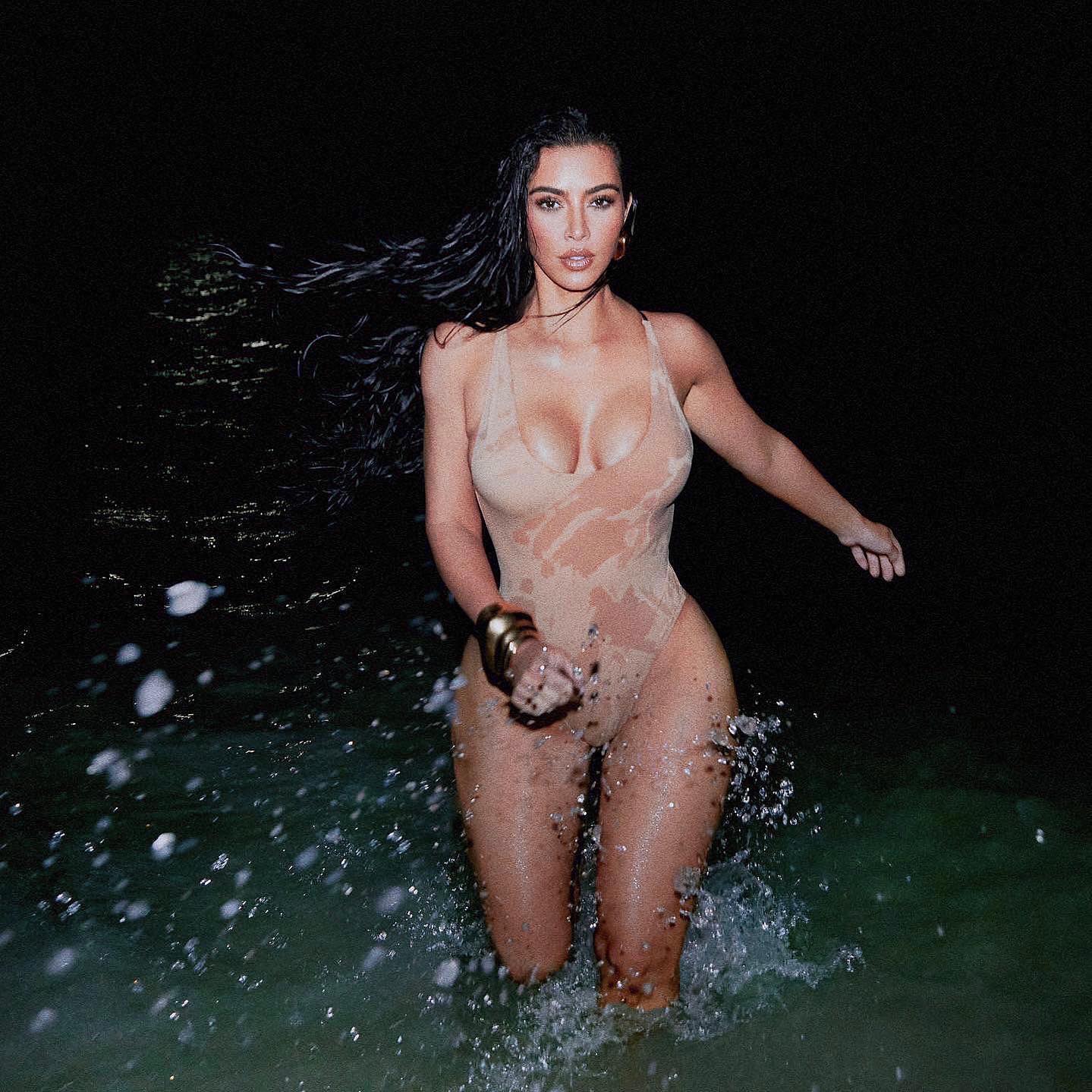 PHOTOS Kim Kardashian amne les extraterrestres sur Terre dans la nouvelle campagne SKIMS ! - Photo 60