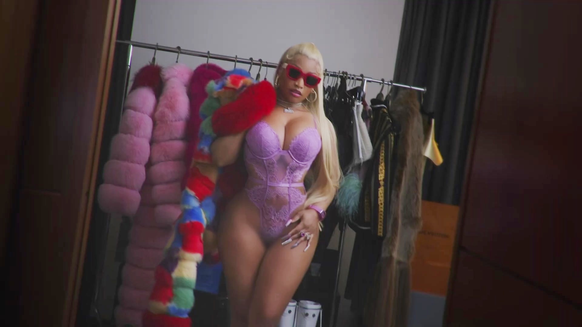 Nicki Minaj secoue ses plumes dans la vidéo 'Love In The Way'! - Photo 7