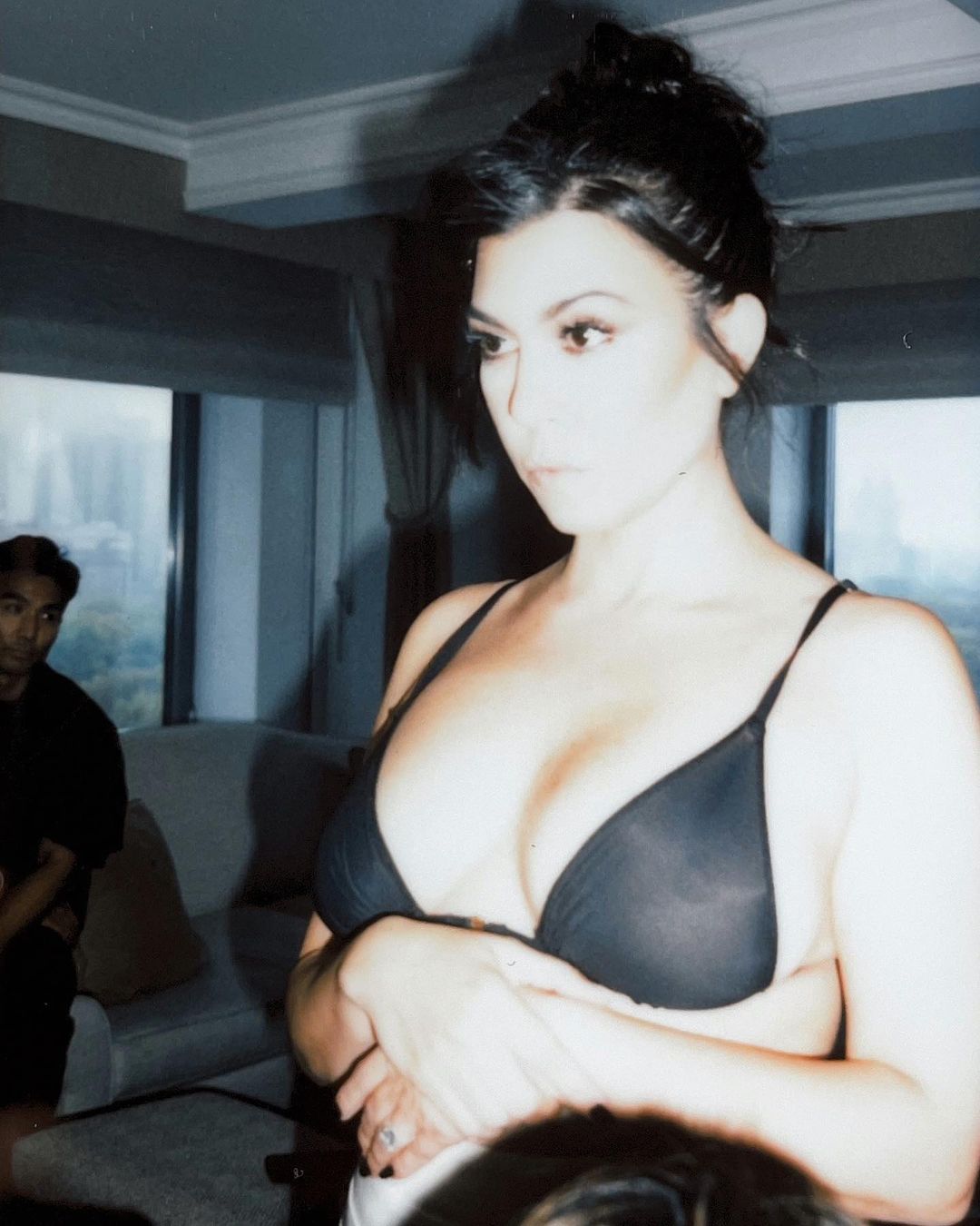 Fotos n°1 : Mira a Kourtney Kardashian y Travis Barker prepararse para el MET!