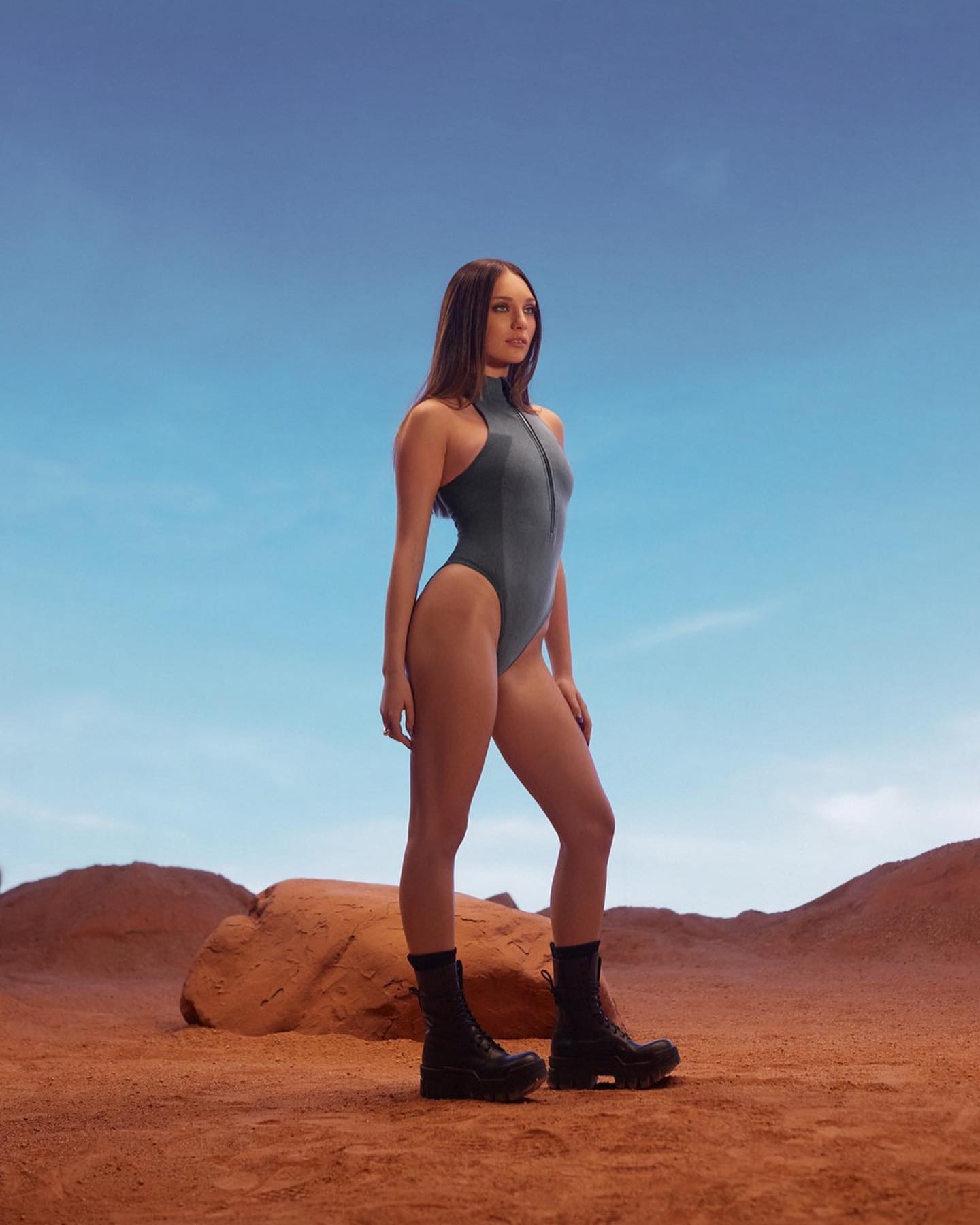 Photos n°9 : Maddie Ziegler Goes to The Desert With New Fabletics Line!