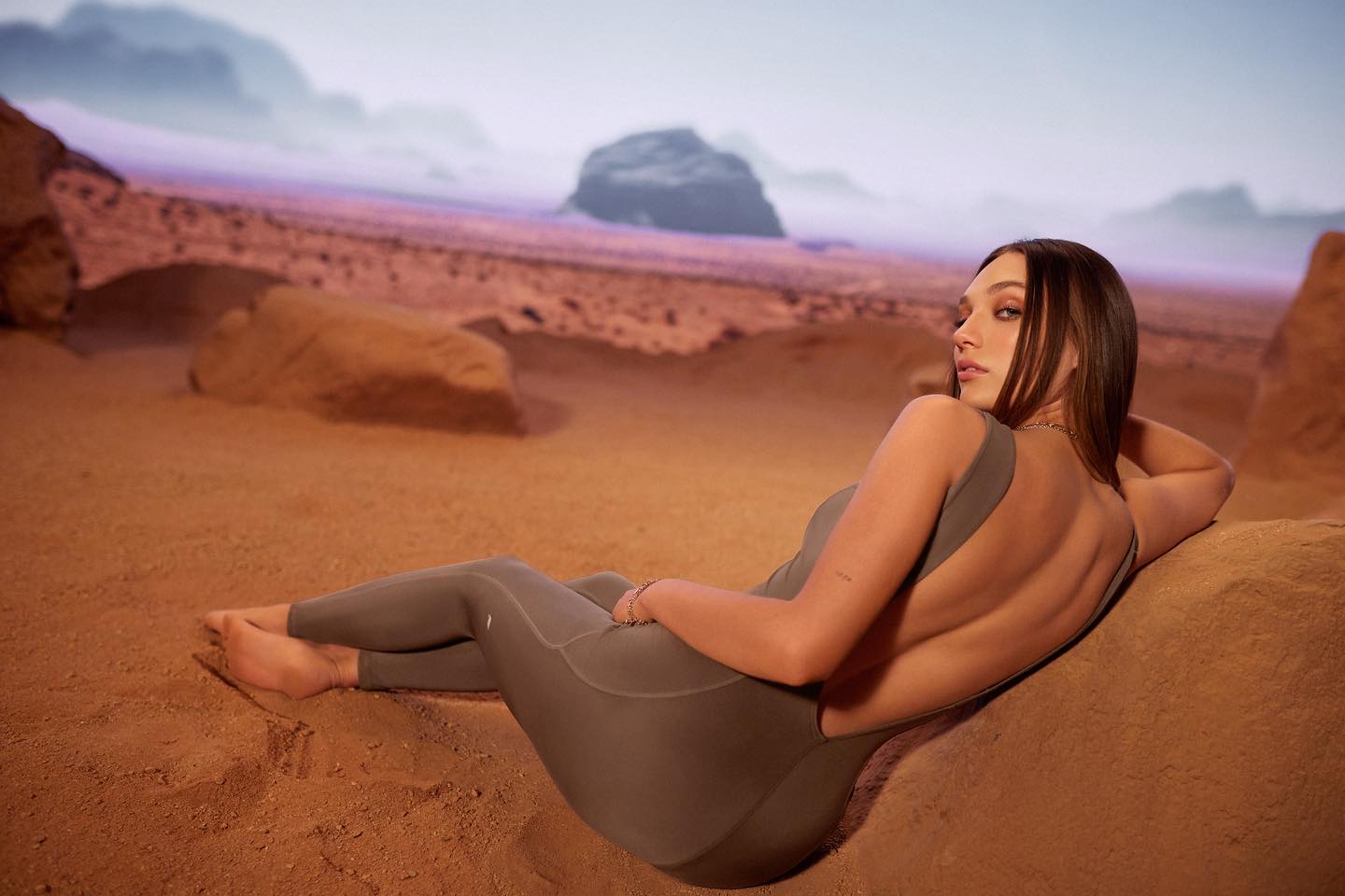 Photos n°5 : Maddie Ziegler Goes to The Desert With New Fabletics Line!
