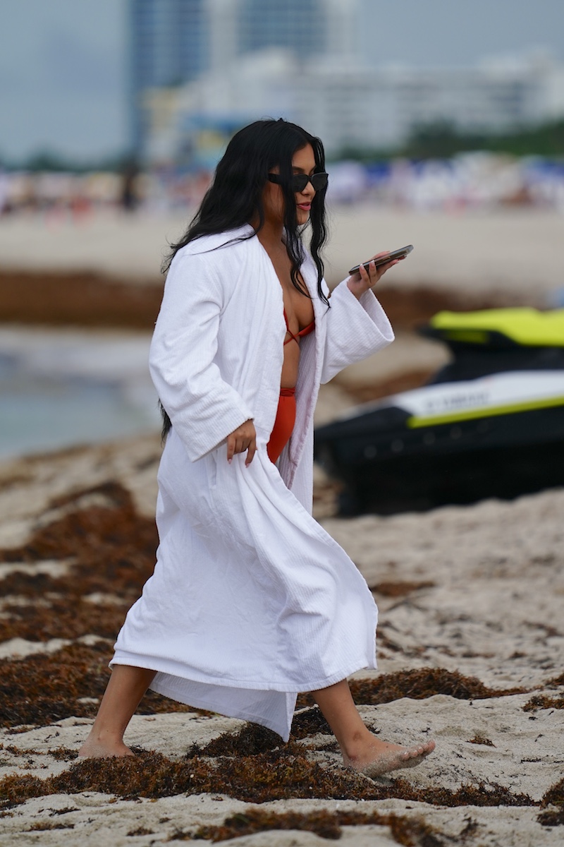 Aliana Mawla porte un peignoir de bain sur la plage! - Photo 29