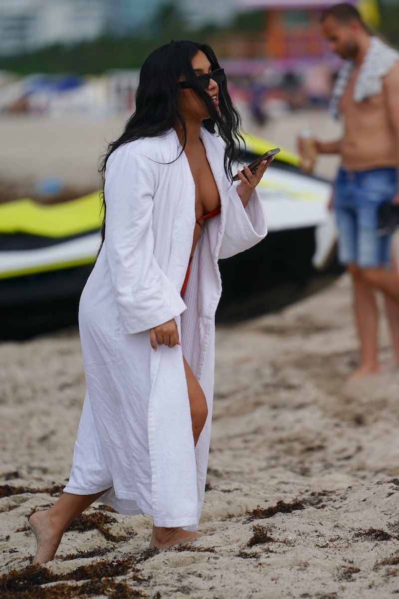 Photo n°29 : Aliana Mawla porte un peignoir de bain sur la plage!