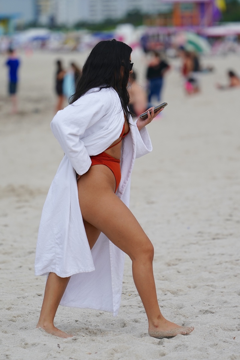 Photo n°27 : Aliana Mawla porte un peignoir de bain sur la plage!