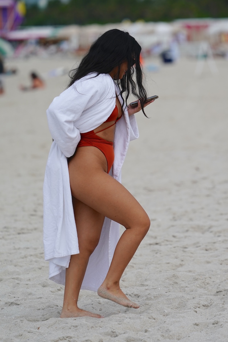 Aliana Mawla porte un peignoir de bain sur la plage! - Photo 25