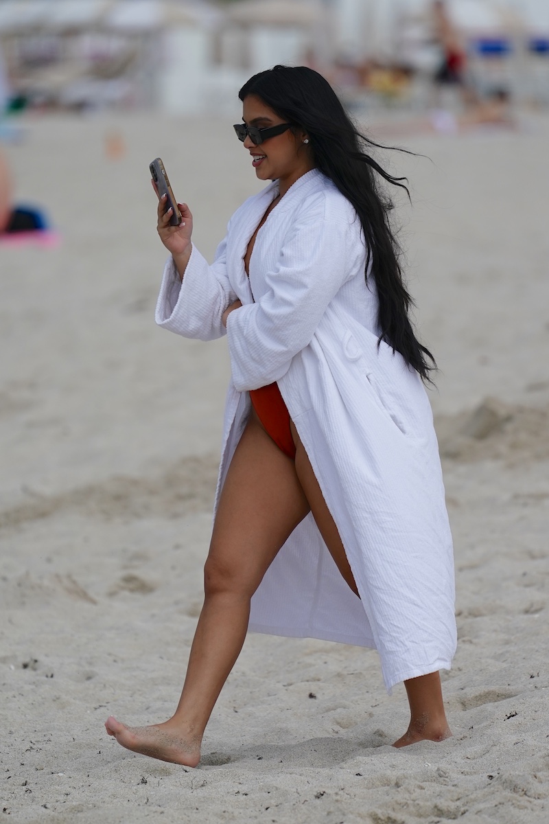 Photo n°14 : Aliana Mawla porte un peignoir de bain sur la plage!
