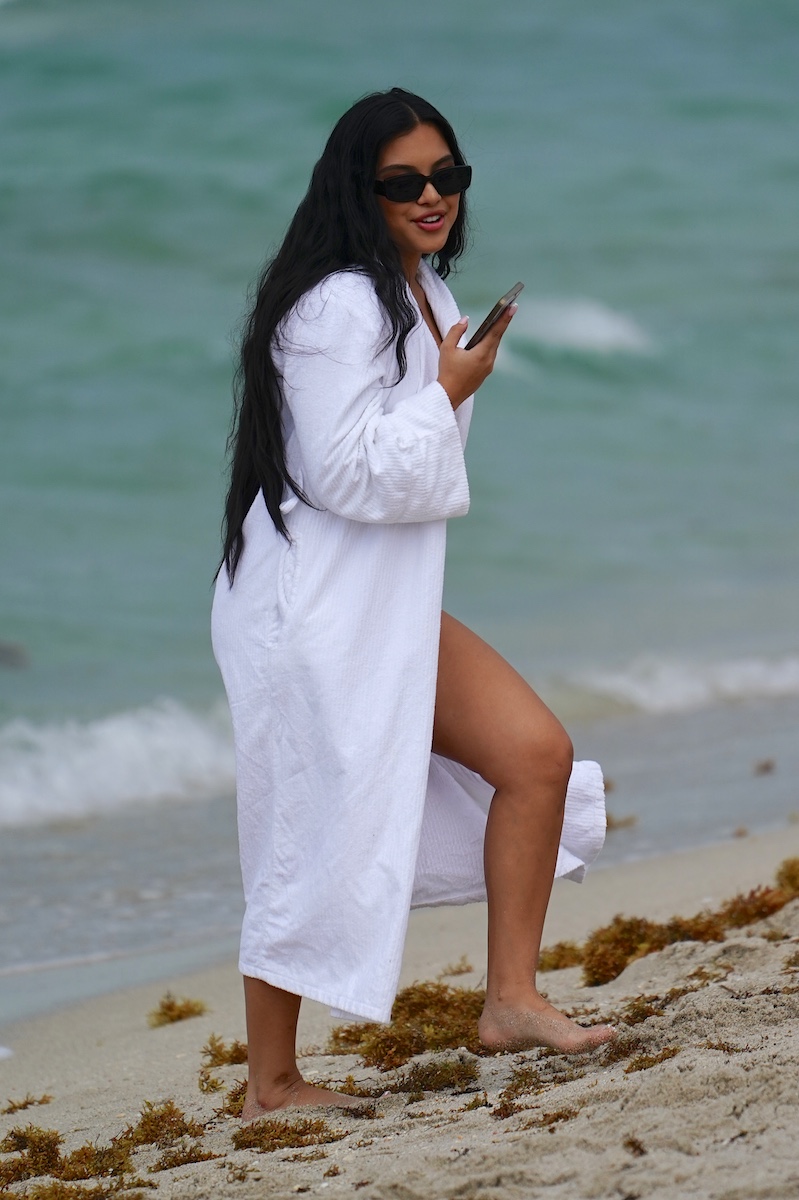 Photo n°13 : Aliana Mawla porte un peignoir de bain sur la plage!