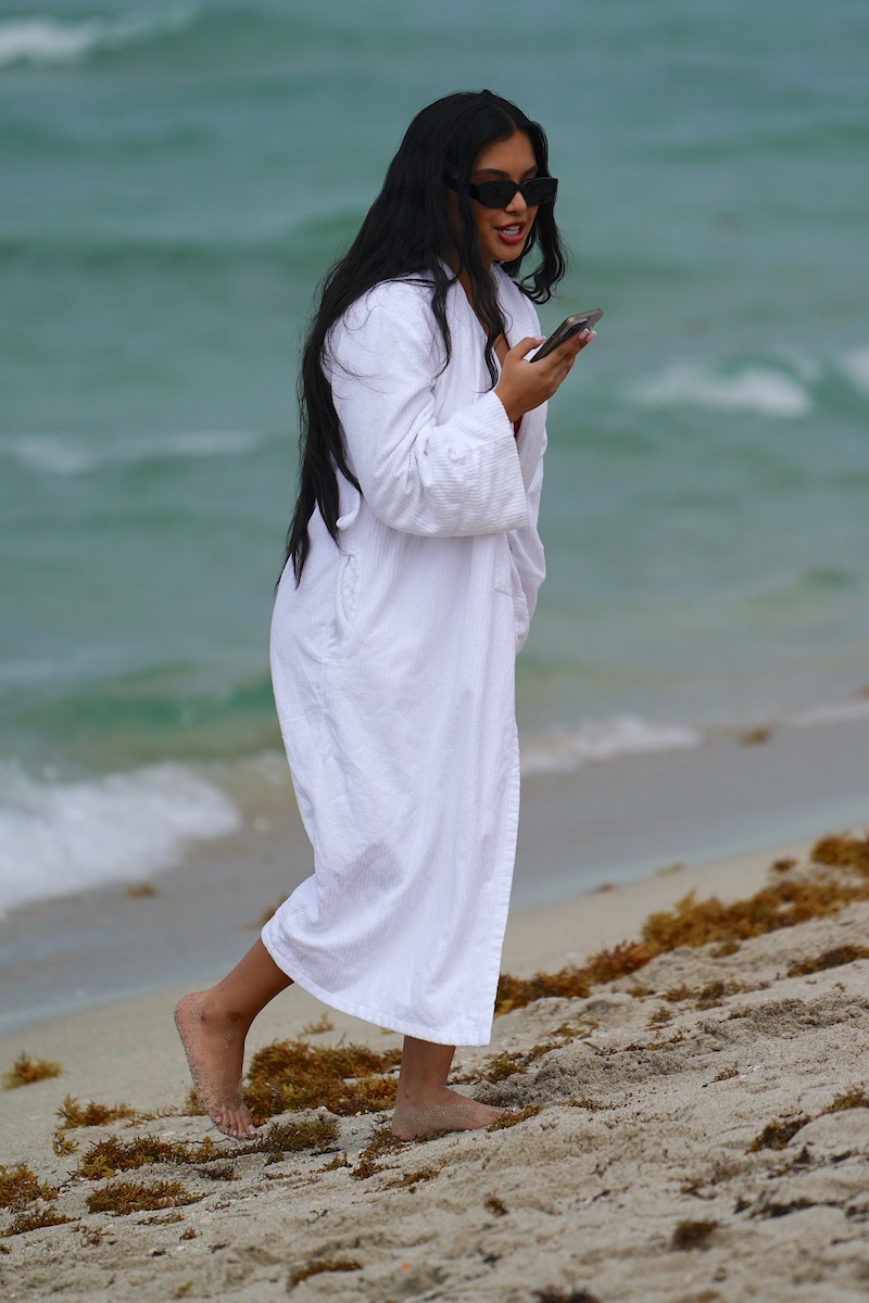 Photo n°12 : Aliana Mawla porte un peignoir de bain sur la plage!