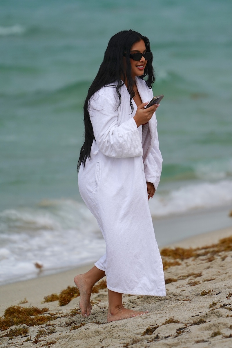 Photo n°11 : Aliana Mawla porte un peignoir de bain sur la plage!