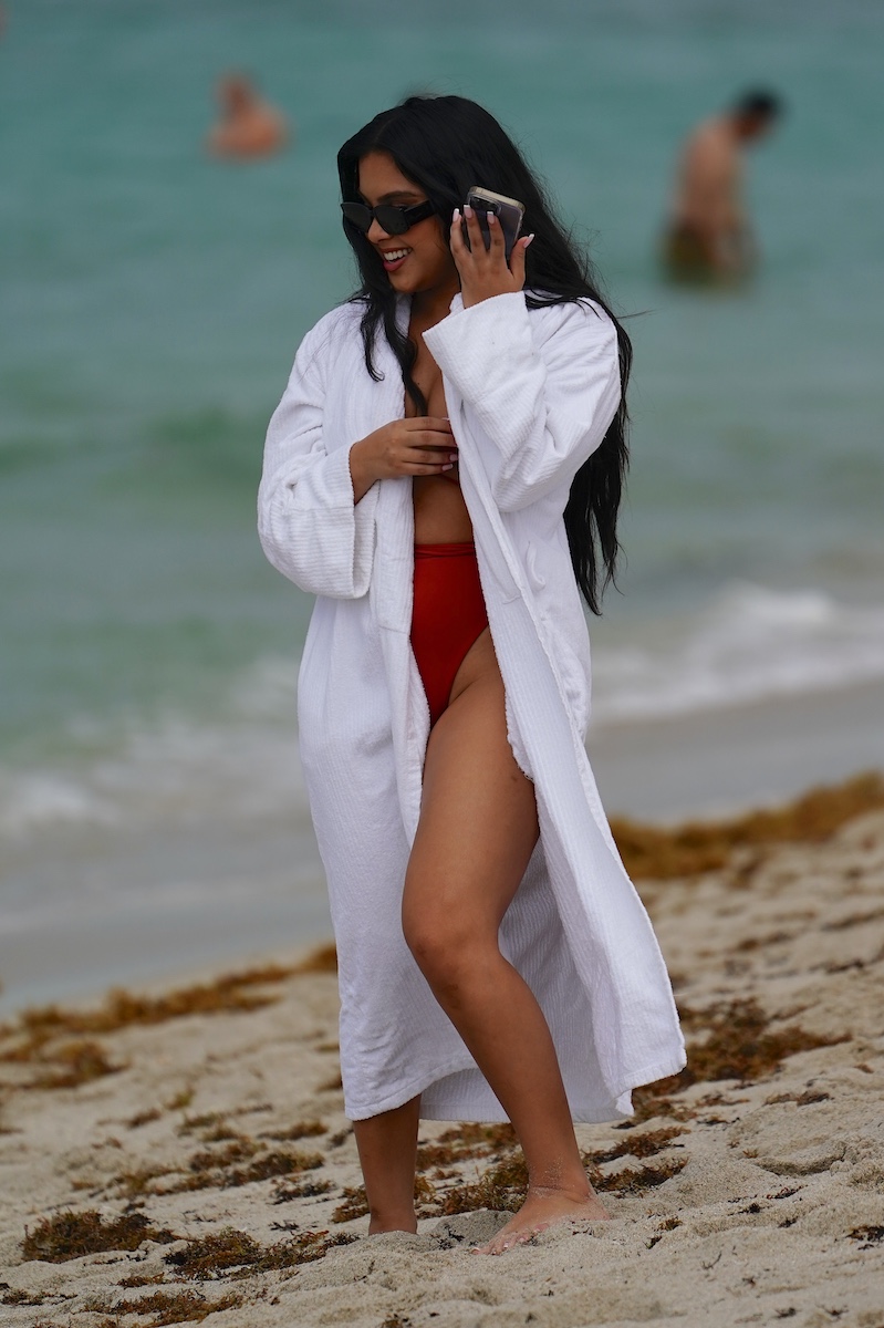 Photos n°8 : Aliana Mawla Wears a Bath Robe on The Beach!