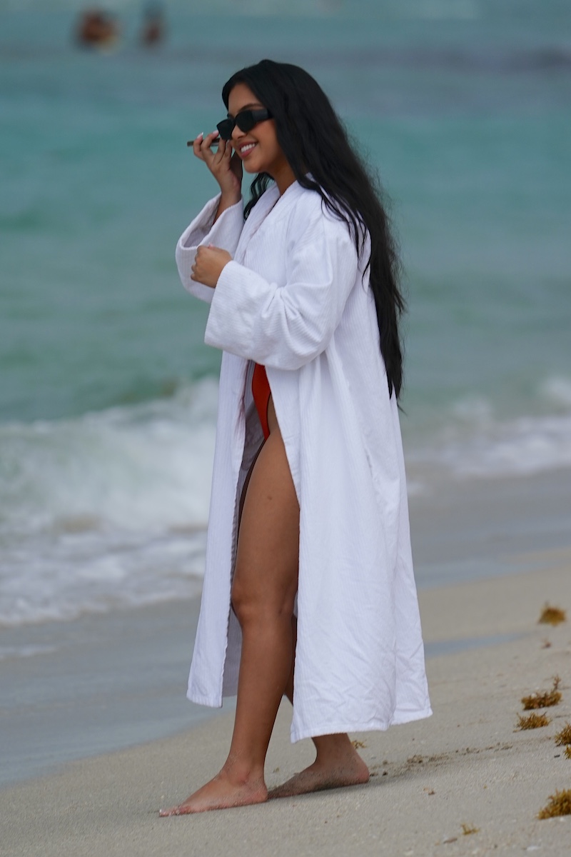 Photo n°5 : Aliana Mawla porte un peignoir de bain sur la plage!