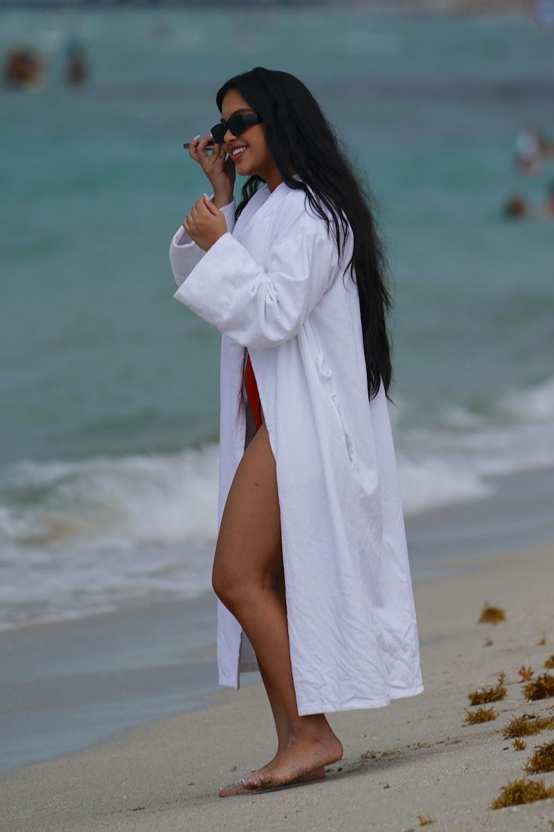 Photo n°4 : Aliana Mawla porte un peignoir de bain sur la plage!