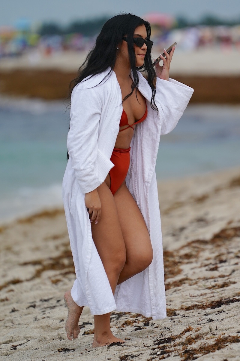 Photo n°2 : Aliana Mawla porte un peignoir de bain sur la plage!