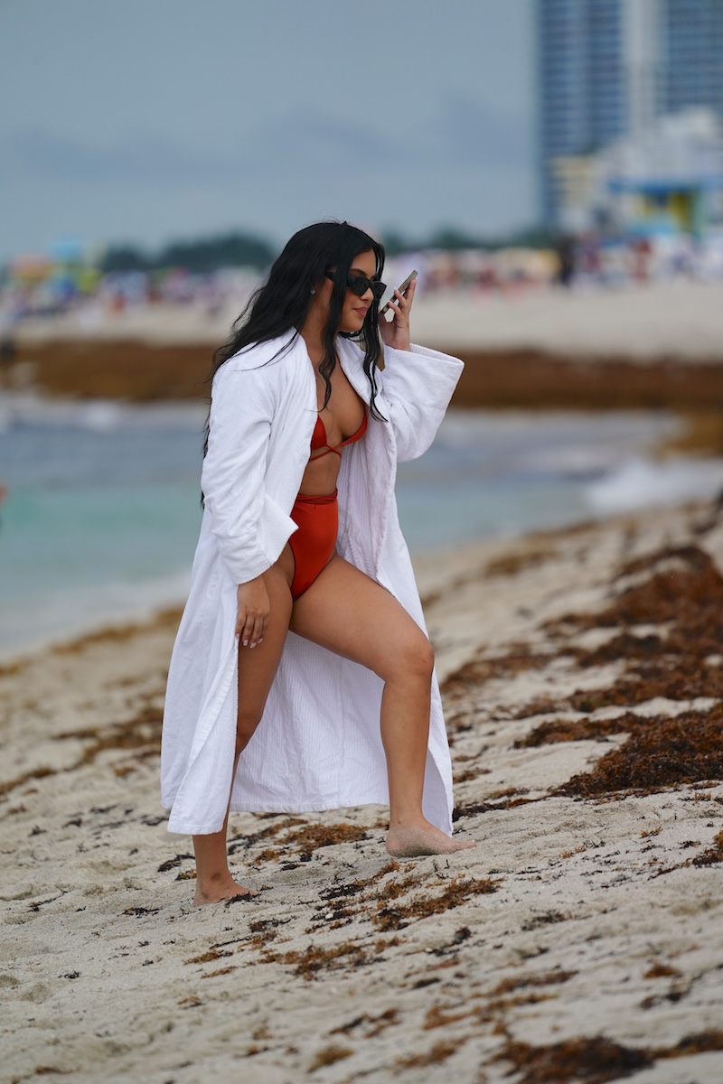 Photos n°1 : Aliana Mawla Wears a Bath Robe on The Beach!