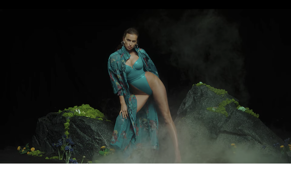 Photos n°1 : Irina Shayk Steps in For Beyonce!