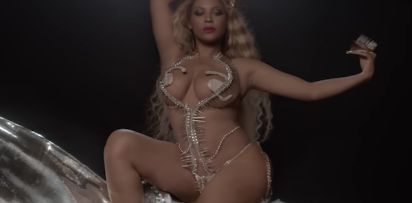 Photos n°18 : Beyoncé Bares Her Booty On Stage!
