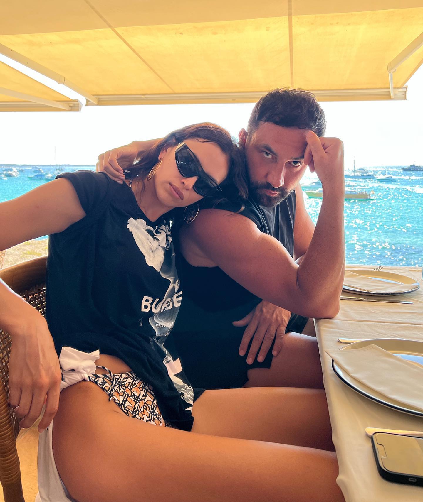 Irina Shayk is In IvyTopia in Ibiza! - Photo 5