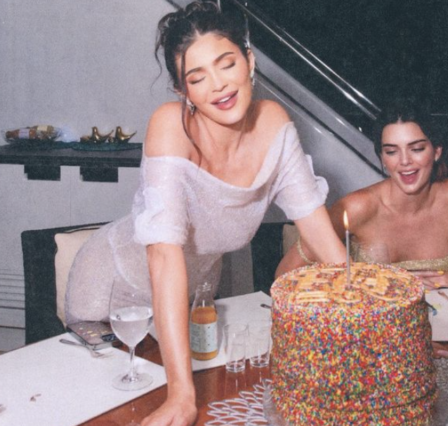 Photos n°44 : Kylie Jenner’s Thanksgiving Bikini Staycation!