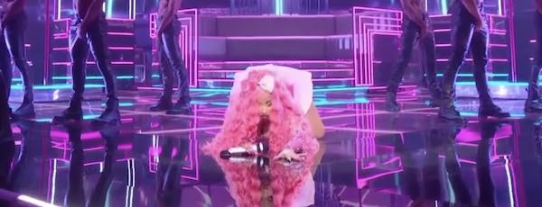 Photo n°3 : Nicki Minaj secoue ses plumes dans la vidéo 'Love In The Way'!