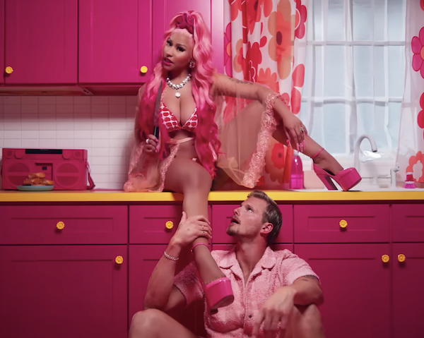 PHOTOS Nicki Minaj secoue ses plumes dans la vidéo 'Love In The Way'! - Photo 1