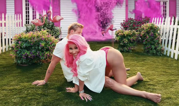 Photos n°1 : Nicki Minaj Shakes Her Feathers in The ‘Love In The Way’ Video!
