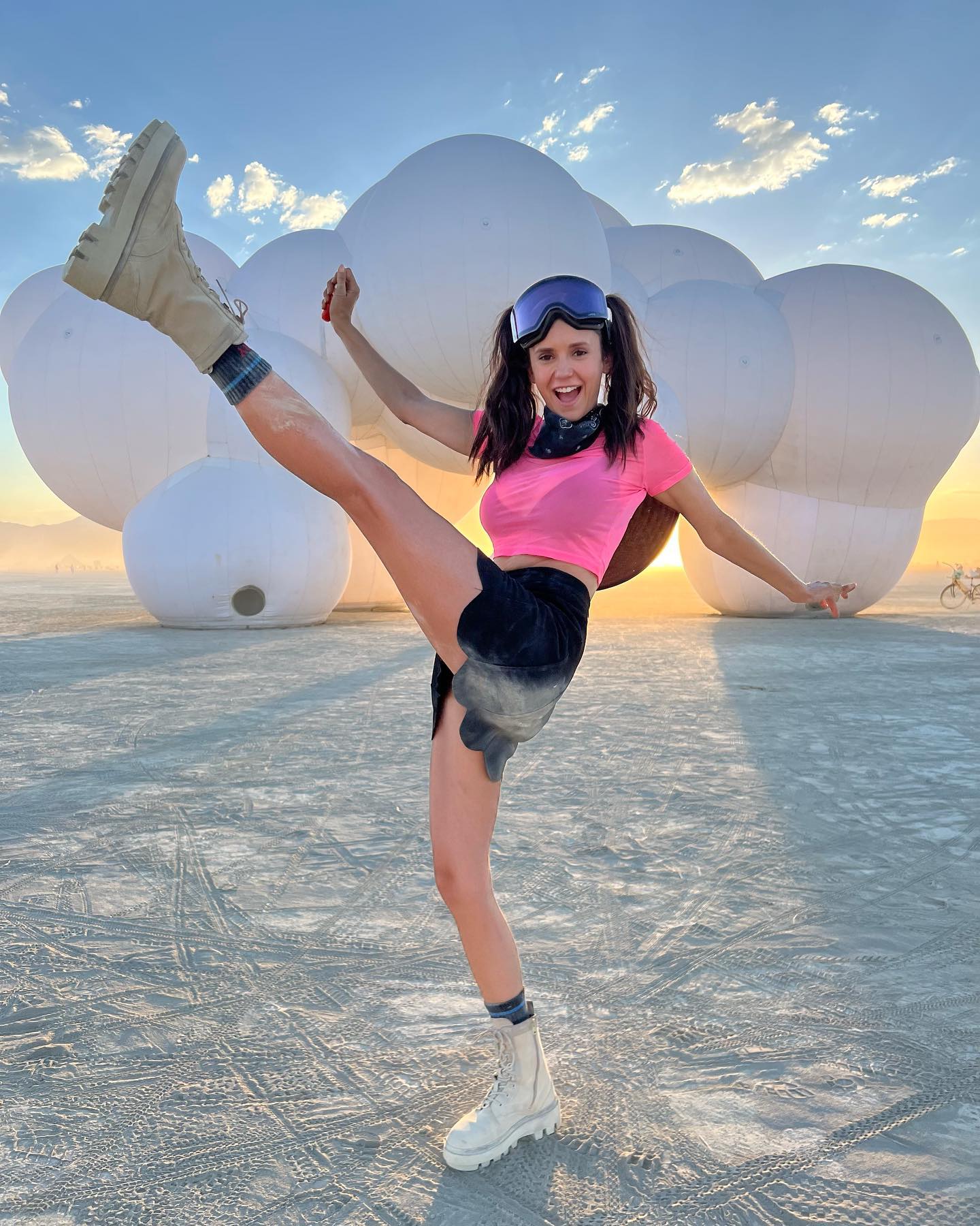 PHOTOS Nina Dobrev soulve la poussire  Burning Man !